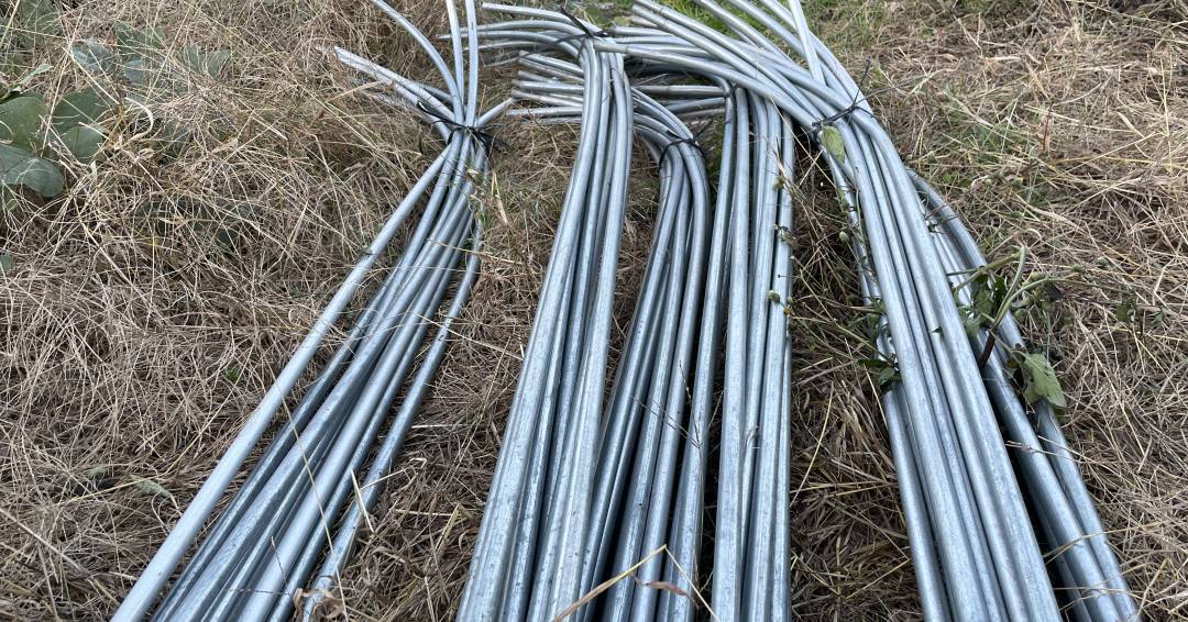 支柱を10本ずつまとめて縛る