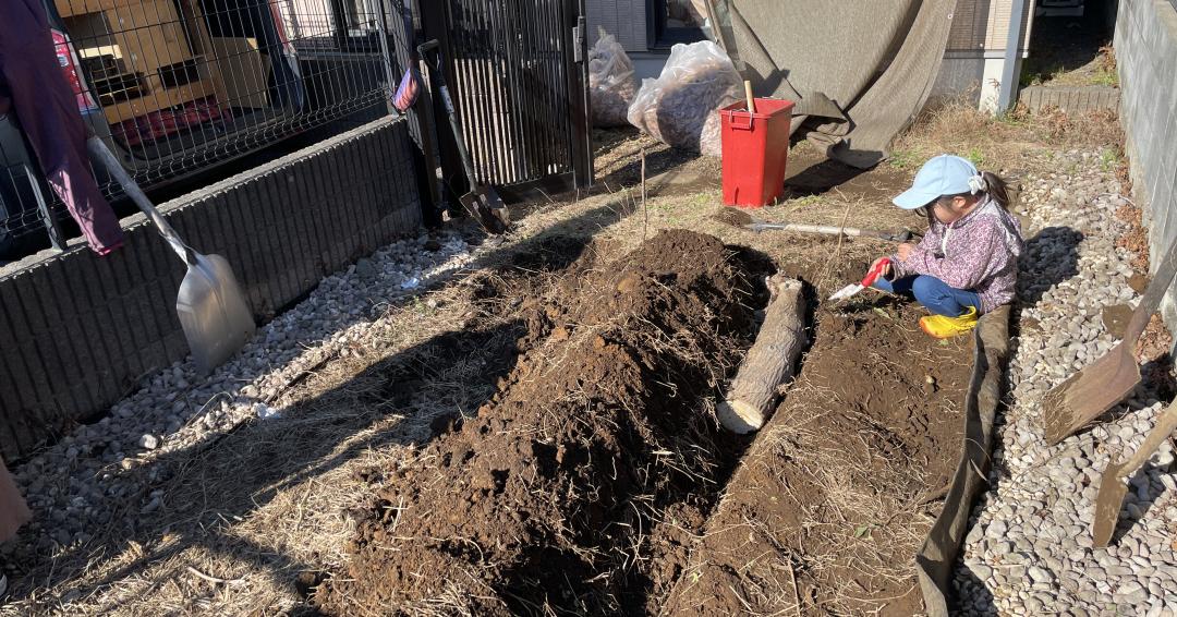 溝に薪を入れていきます