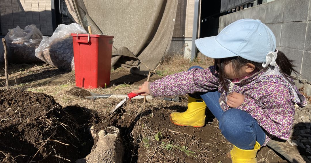 薪を土で覆います