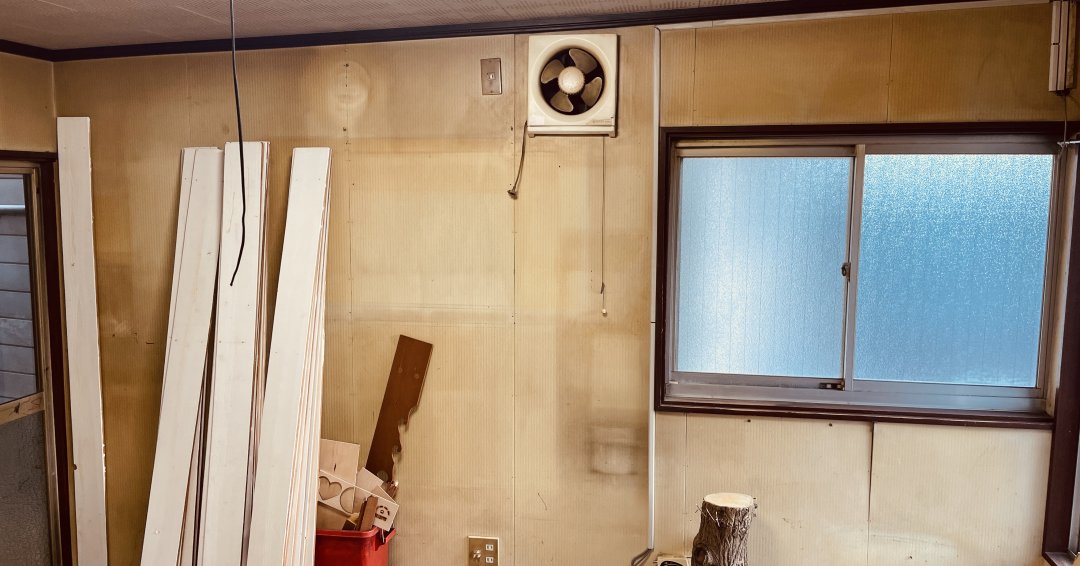 壁に白く塗装した野地板を貼っていきます。