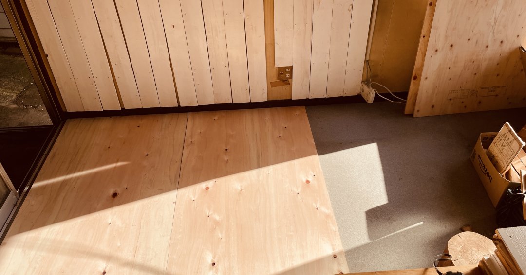 床にも合板を敷いていきます