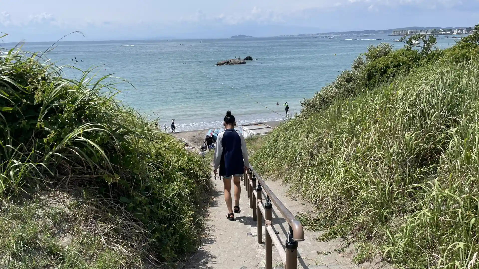 海岸へ向かう道を歩く娘